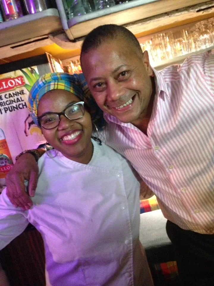 Le patron et la cuisinière au bar de Casa Tropical en soirée, lumière dorée